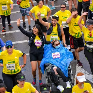 Familia apoyando a persona en silla de ruedas