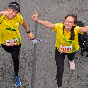 Pareja con mascota en carrera atlética