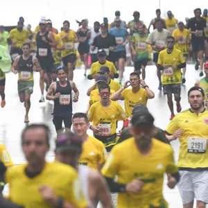 Personas corriendo por las calles de Bogotá media maratón de Bogotá resultados