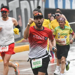 Atleta súper enérgico corriendo