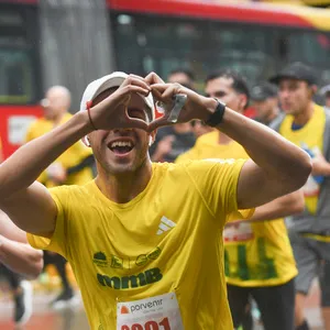 Hombre sonriendo haciendo un corazón con las manos