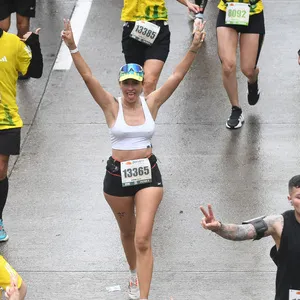 Mujer emocionada por llegar a la meta