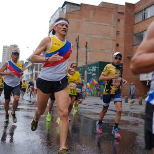 Grupo de amigos disfrutando las calles de Bogotá