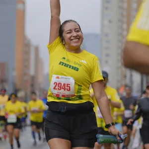 Chica contenta por correr por Bogotá