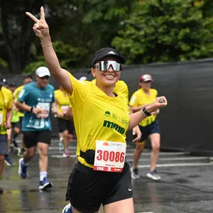 Mujer llena de emoción corriendo por Bogotá