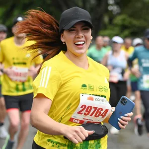 Mujer con el cabello suelto