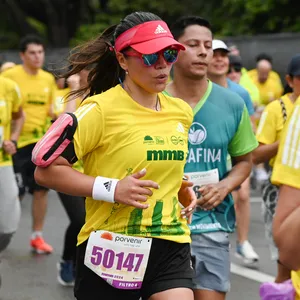 Mujer concentrada corriendo la carrera atlética