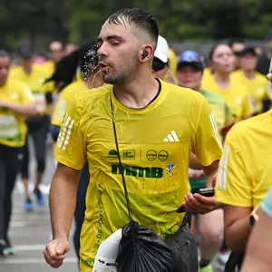 Corredor escupiendo en carrera