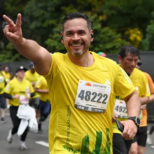 Participante feliz viviendo la media maratón