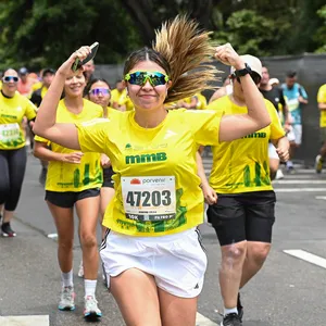 Atleta levantando los brazos en señal de triunfo en la mmB