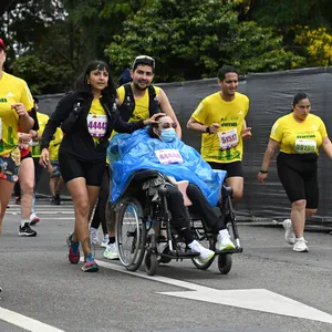 Corredores avanzando en grupo por una calle de Bogotá