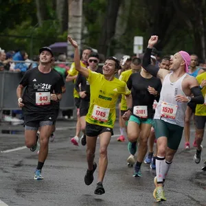 Corredores disfrutando del apoyo de la comunidad en la media maratón de Bogotá 2024