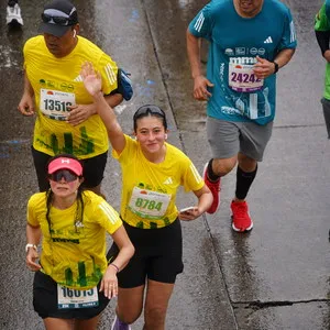 Atleta femenina disfrutando