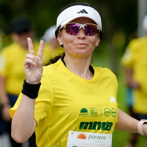 Mujer corriendo con orgullo