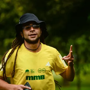 Atleta corriendo con camiseta oficial