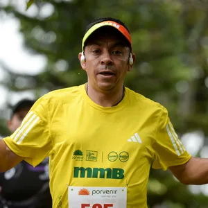 Atleta masculino avanzando con energía