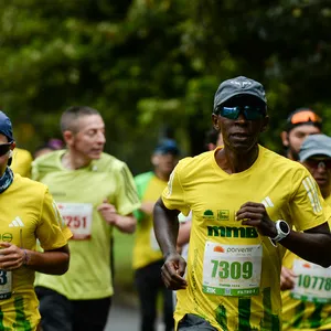 Grupo de hombres corriendo juntos y motivándose