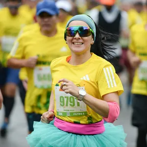 Mujer corriendo con confianza y estilo