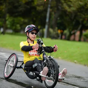 Atleta discapacitada de United for Colombia en la media maratón de Bogotá 2024