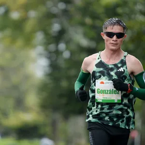 Atleta élite corriendo 10 K en el recorrido de media maratón de Bogotá