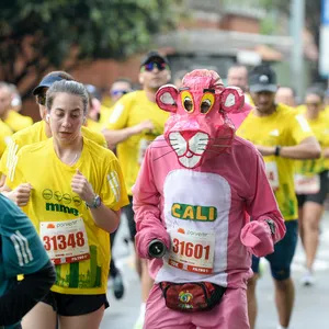 Pantera rosa corriendo 10 K en la mmB 2024