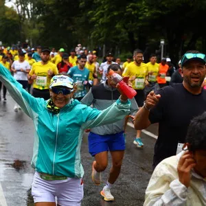 Atletas corriendo con determinación 21 K en altura