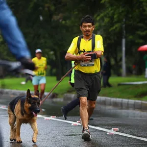 Participante corriendo con su mascota