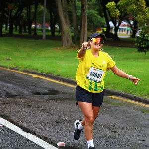 Atleta femenina corriendo con determinación en Bogotá