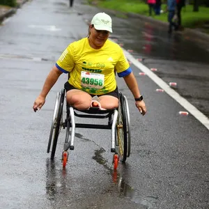 Atleta en silla de ruedas en acción en el recorrido de la maratón Bogotá