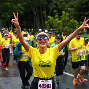 Atleta femenina sonriendo en carrera atlética hoy en Bogotá