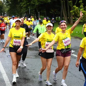 Grupo de mujeres celebrando en la ruta media maratón de Bogotá