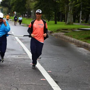 Amigos conquistando juntos la media maratón