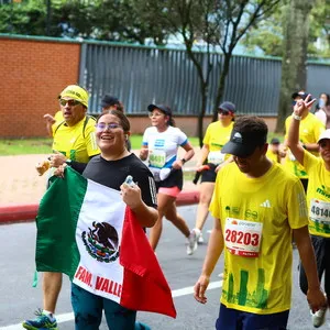 Grupo de atletas mexicanos corriendo la mmB 2024