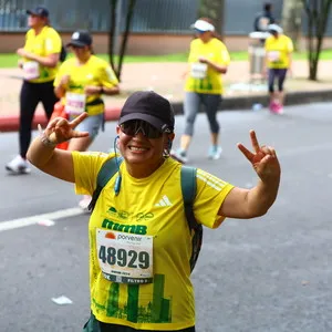 Corredora celebrando cada paso en la carrera