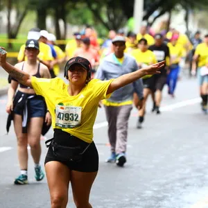 Atleta femenina atravesando un tramo del recorrido de la media maratón de Bogotá 2024