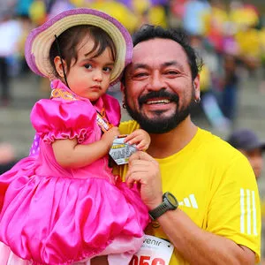 Atleta con su hija mostrando sus medallas Bogotá