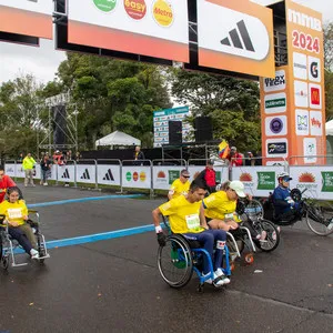 Atletas en silla de ruedas cruzando la línea de salida