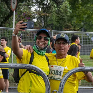 Atletas tomándose selfies con la camiseta oficial de carrera