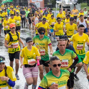 Corredores avanzando por una calle