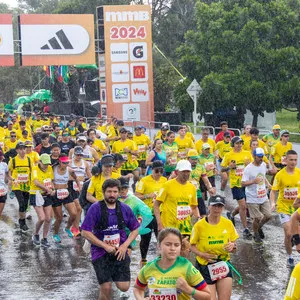 Corredores compartiendo un momento de camaradería en la línea de salida