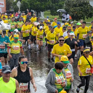 Atletas iniciando la media maratón de Bogotá 2024