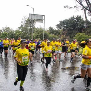 Comunidad de runners conquistando la carrera bajo la lluvia