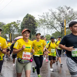 Grupo de participantes gozando el recorrido de 10 K