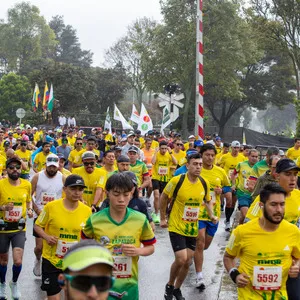 Grupo de atletas en la salida de la media maratón de Bogotá