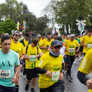 Grupo de atletas enfocados en iniciar recorrido de 10 K en la mmB