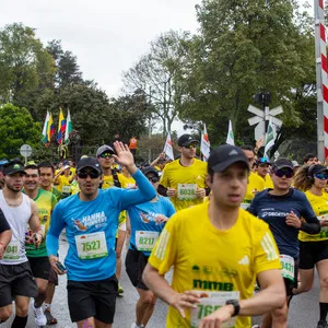 Hombre saludando a cámara en la salida de carrera