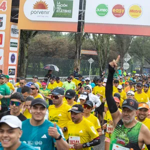 Hombre con la mano arriba señalando al cielo en el momento de la salida