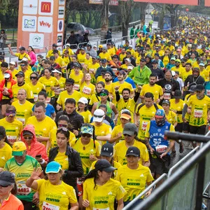 Grupo de atletas viendo la salida de la media maratón de Bogotá