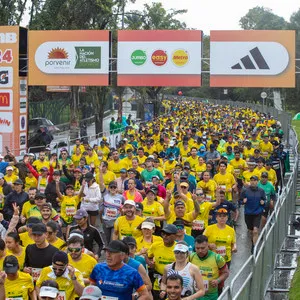 Corredor de salida, con gran masa de atletas listos para la salida en carrera en Bogotá