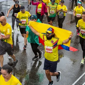 Hombre vestido con la camisa de la selección Colombia, gorra y bandera de Colombia